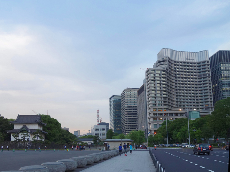 トランプ米大統領が宿泊した「パレスホテル東京」（写真右手前）