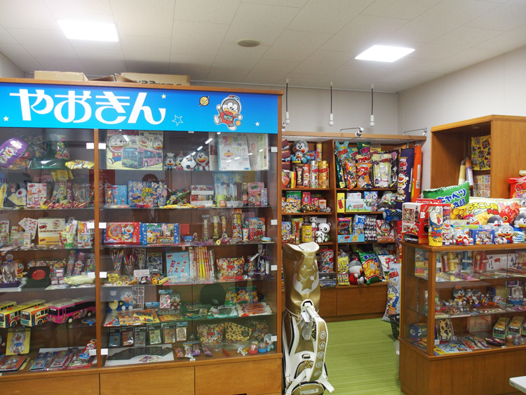 他企業とコラボした「うまい棒」の関連グッズも多数