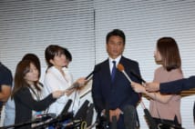 原田龍二の不倫謝罪会見(原田の左が芸能リポーターの菊池麻友子氏)
