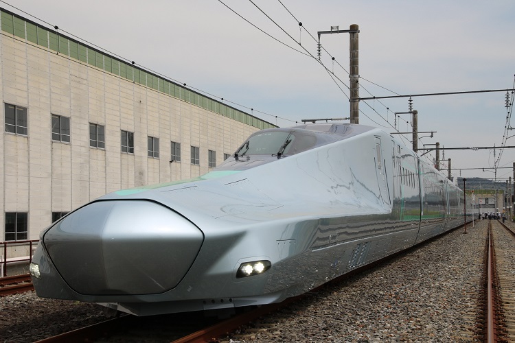 JR東日本の新型新幹線「ALFA-X」の1号車（時事通信フォト）