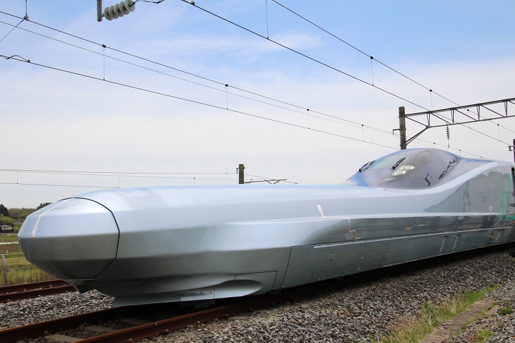 JR東日本の新型新幹線「ALFA-X」の10号車（時事通信フォト）