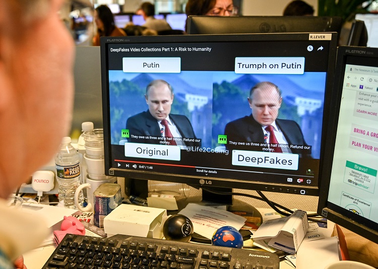右が露・プーチン大統領のディープフェイク動画（AFP＝時事）