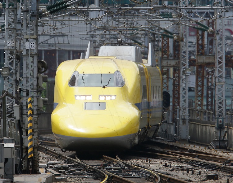 東京駅に入線する東海道・山陽新幹線の923形新幹線電気軌道総合試験車T5編成。通称「ドクターイエロー」（時事通信フォト）