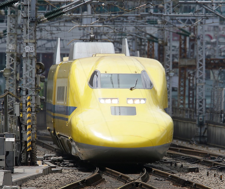 東京駅に入線する通称「ドクターイエロー」（時事通信フォト）