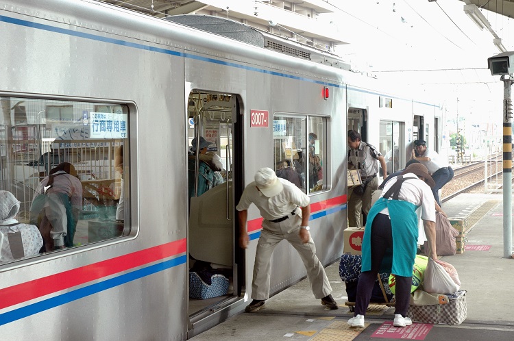 京成各駅で見られた行商列車に荷物を積み込む作業（2005年撮影）