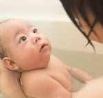 春夏秋冬!赤ちゃんに適したお風呂の温度は?