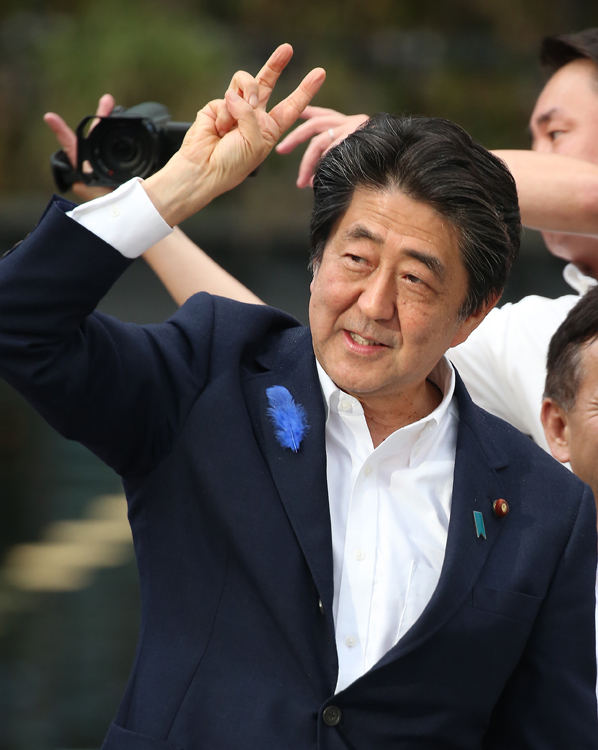 候補者の応援演説で気勢を上げる安倍晋三首相＝11日（写真／時事通信フォト）