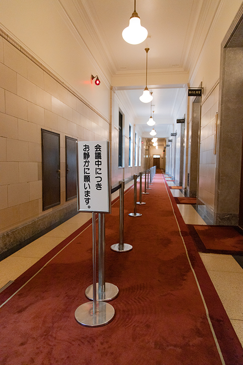 廊下や階段に、約4kmにわたって敷かれている赤絨毯。