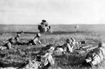 ノモンハンで戦う日本軍兵士(共同通信社)