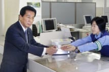 免許を返納する杉良太郎(写真/共同通信社)