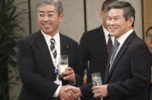 炎上した岩屋防衛相と韓国国防相の会談写真(EPA=時事)