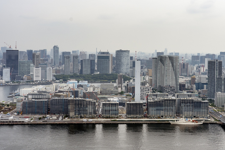 五輪後にマンション活用される選手村（時事通信フォト／朝日航洋・7月撮影）