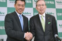 永守重信・日本電産CEO(右)と吉本浩之COO(時事通信フォト)