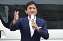 街頭演説する国民民主党の玉木雄一郎代表(時事通信フォト)