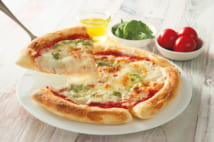 冷凍食品も健康志向に(写真は糖質40%オフの『ピッツァ マルゲリータ』)