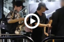 【動画】佐藤健が黒Tシャツで参加した「超大物」誕生パーティの夜