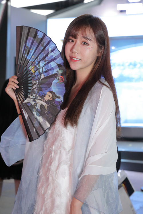 「東京モーターショウ2019」の会場で見つけた美女コンパニオン