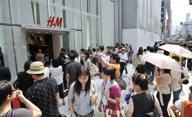 2008年に東京・銀座に出店して大人気を博した「H＆M」（時事通信フォト）