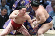 栃煌山(右)を攻める炎鵬=11日、愛知・ドルフィンズアリーナ