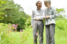 那須御用邸周辺を散策される上皇ご夫妻(時事通信フォト)