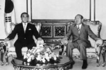 全斗煥韓国大統領(右)と会談する中曽根康弘首相(時事通信フォト)