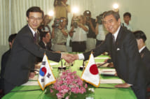 日韓外相会談の冒頭、握手を交わす韓昇洲韓国外相(左)と河野洋平外相(共同)