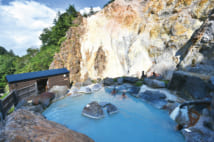渓谷美を仰ぎ見ながら入る温泉は開放感も抜群。泉質は単純酸性硫黄泉。露天風呂は混浴2つ(女性専用時間帯あり)、女性専用1つの計3つ。混浴はバスタオルや湯浴み着を着用しての入浴もOK