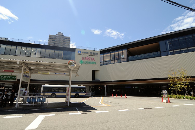 立体交差化が完了した西宮駅には、阪神百貨店を核とするショッピングモールがオープンした