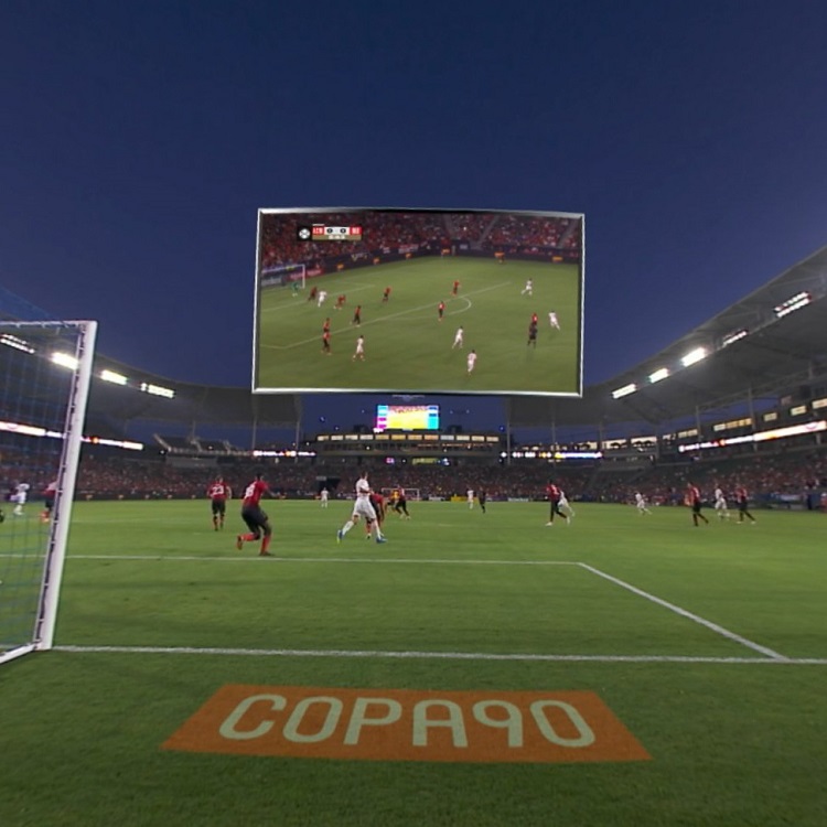 VR観戦画面。ピッチ全体を確認しながら、スタジアム最前列よりもピッチそばから臨場感たっぷりの映像が楽しめる