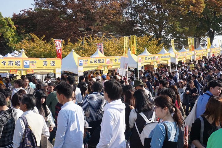 毎年多くの人で賑わう「宇都宮餃子祭り」（時事通信フォト）