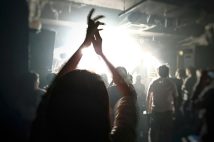 増税でアイドルの“特典券”も値上げ ファンは意外と歓迎?