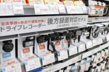 高機能モデルが人気のドライブレコーダー売り場(時事通信フォト)