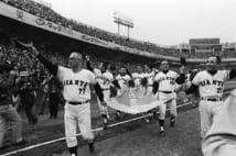 14年間で11度の日本一を経験した川上ジャイアンツ。日本シリーズ2戦目を落としたのは3度だけという(1973年。写真:時事通信フォト)