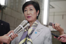 「北方領土」発言について記者団の取材に応じる東京都の小池百合子知事=17日、都庁