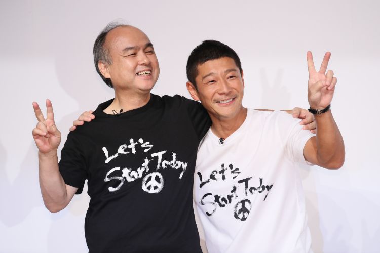 「Let's Start Today」と書かれたTシャツを着た孫氏と前澤氏