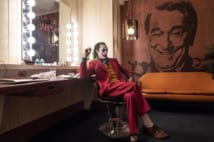 「ジョーカー」へと変貌したアーサー(C)2019 Warner Bros. Ent. All Rights Reserved TM &(C)DC Comics