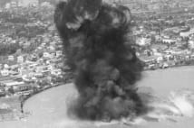 堰堤の爆破の様子は繰り返し報じられた(共同通信社)