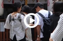 【動画】岡田准一と宮崎あおい 子連れで「金運神社」参拝姿
