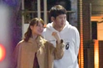 巨人・菅野智之 モデル野崎萌香と交際、深夜の腕組みデート