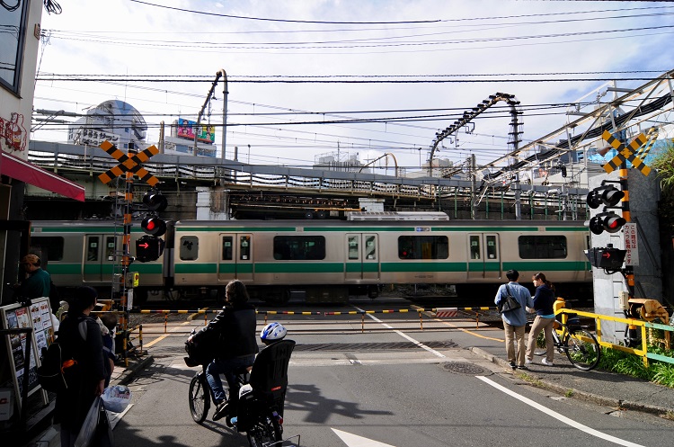 代々木駅南側にある厩道踏切。埼京線が通過中