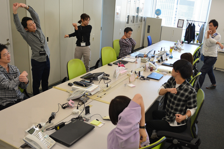 自席での簡易体操も推奨（ダイドー「リカバリー（回復）タイム」の様子