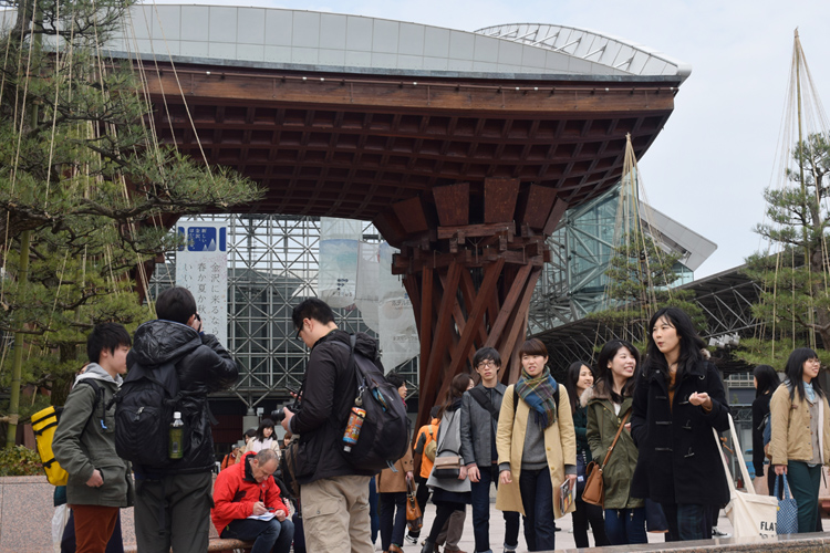 多くの観光客で賑わう金沢駅（時事通信フォト）