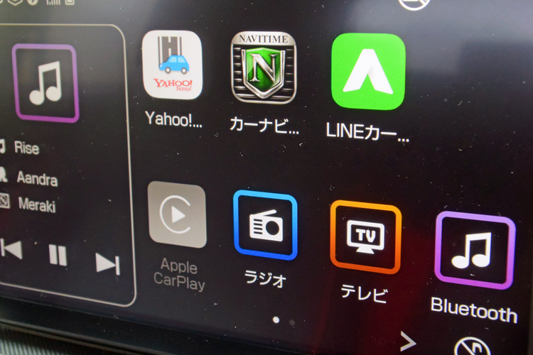 カーナビではヤフーやLINEなど複数のアプリを使い分けることが可能