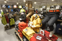カジュアル高機能ウエアで人気を博す「ワークマンプラス」(時事通信フォト)