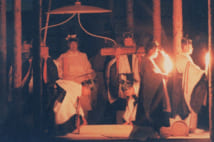 1990年(平成2年)11月22日、大嘗祭に臨まれた天皇陛下(現在の上皇陛下)(共同通信社)