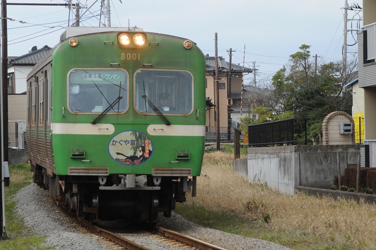 工場地帯を走る静岡県富士市の岳南電車