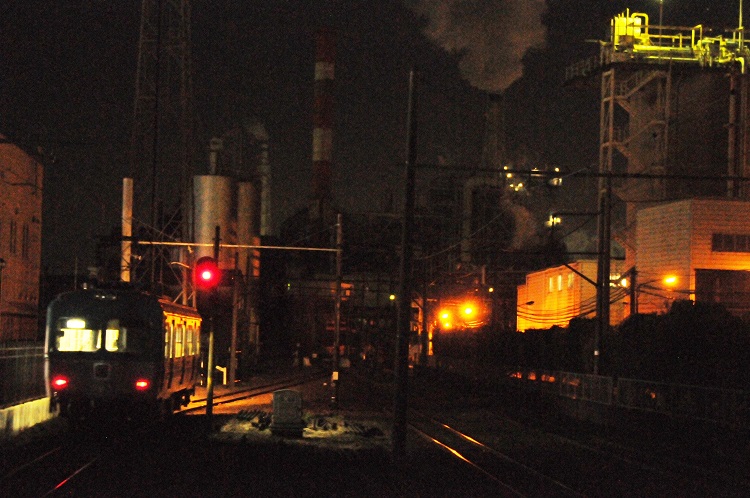 岳南電車が走る富士市の工場夜景は日本夜景遺産に認定されている