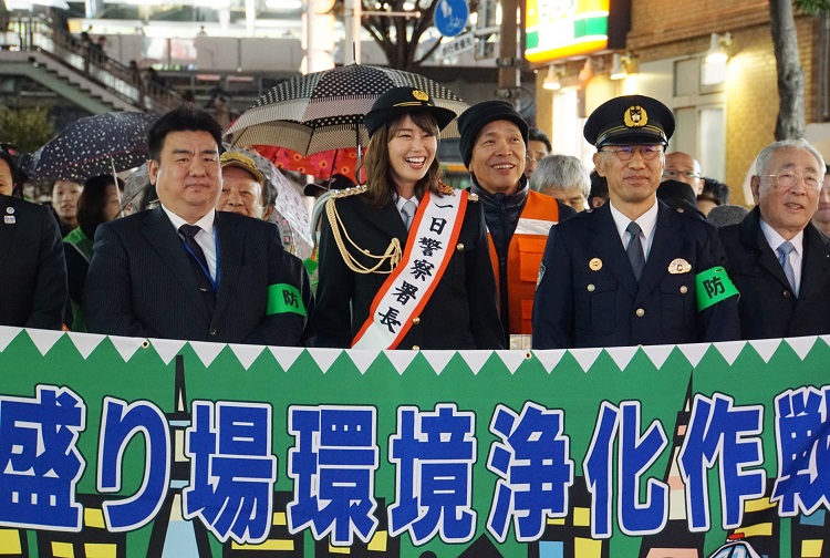 2018年12月にはタレントの稲村亜美さん（左から２人目）が一日警察署長を務め、悪質な客引きを撲滅を訴えた（時事通信フォト）