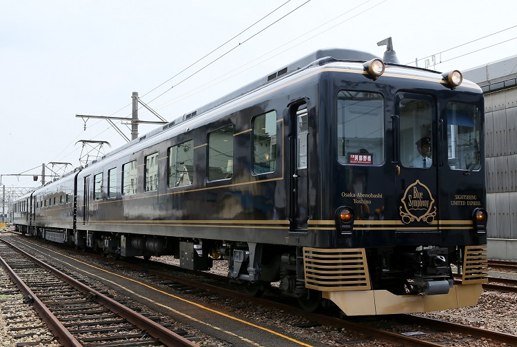大阪と奈良・吉野を結ぶ近鉄の観光特急「青の交響曲」（時事通信フォト）