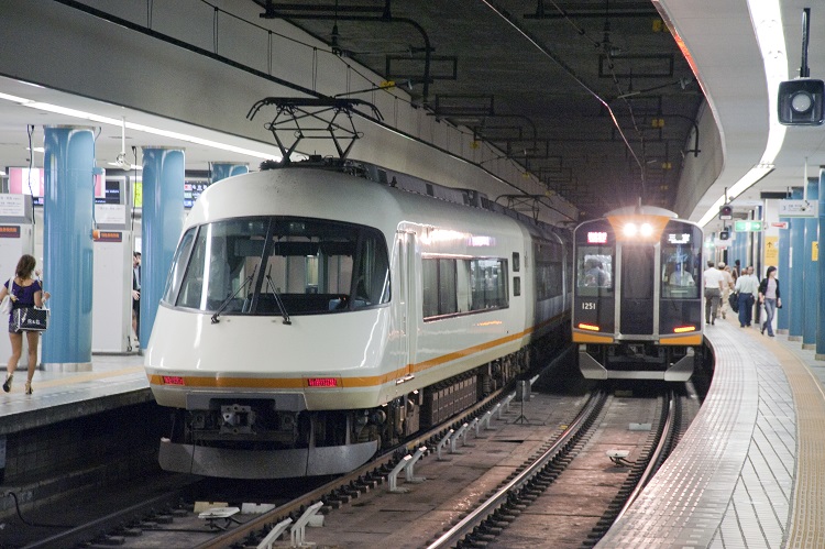 近畿日本鉄道21000系特急・アーバンライナーplus（左、時事通信フォト）